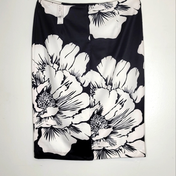 New York & Co Stretch Black White Floral Skirt - Picture 3 of 6